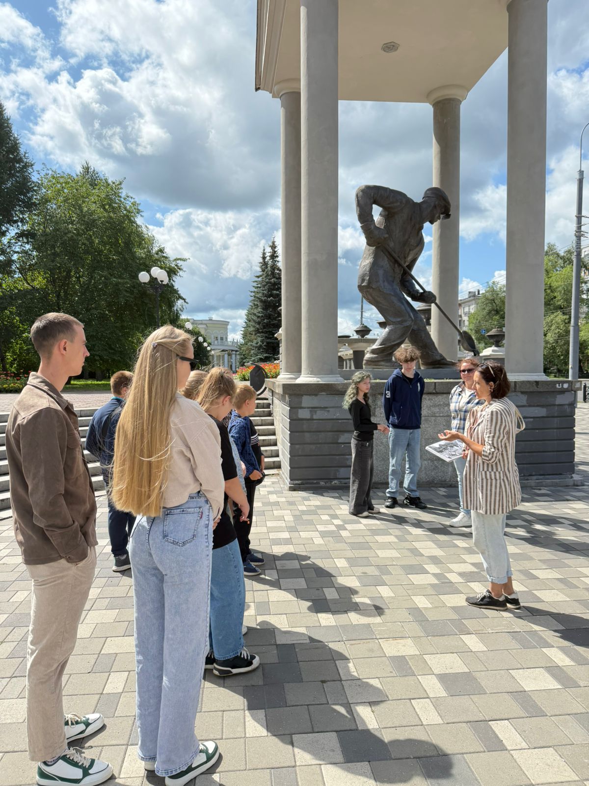 «Разрез Тайлепский» организовал патриотическую экскурсию по Новокузнецку для сотрудников и их семей
