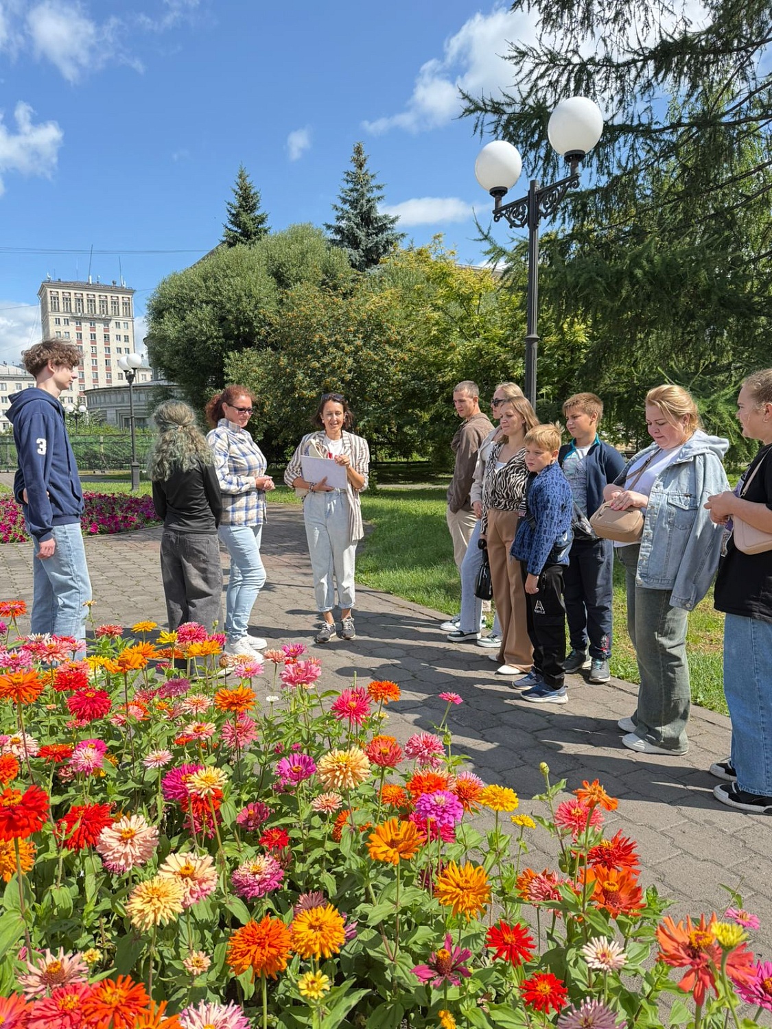 «Разрез Тайлепский» организовал патриотическую экскурсию по Новокузнецку для сотрудников и их семей