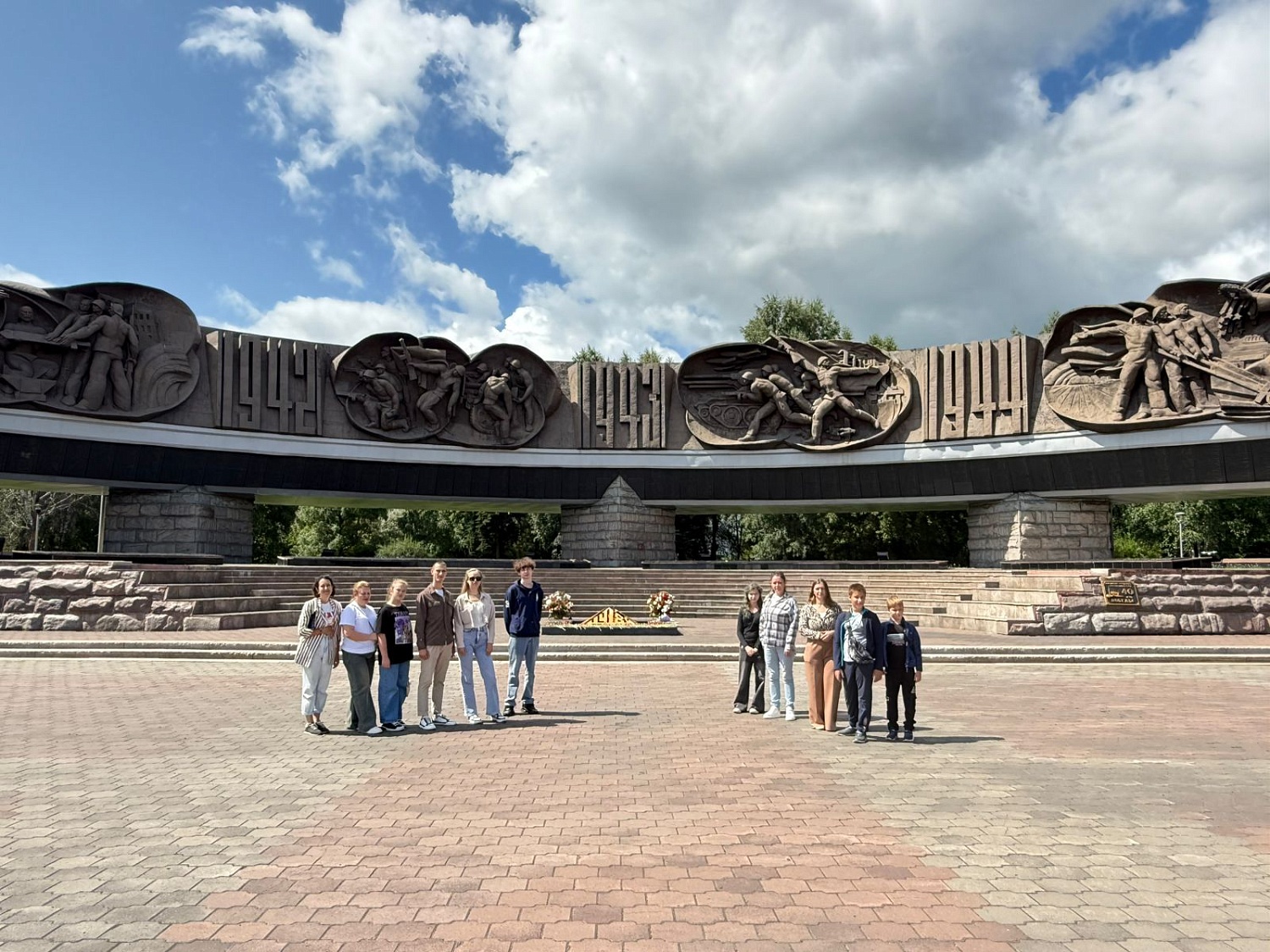 «Разрез Тайлепский» организовал патриотическую экскурсию по Новокузнецку для сотрудников и их семей