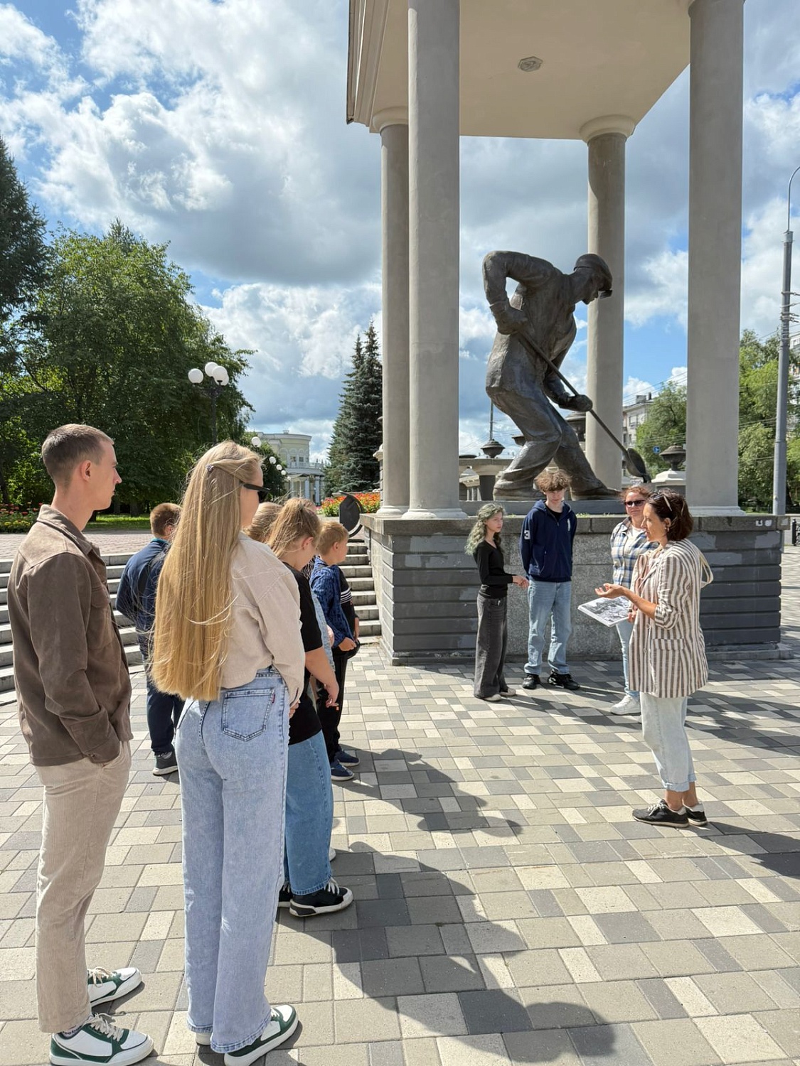 «Разрез Тайлепский» организовал патриотическую экскурсию по Новокузнецку для сотрудников и их семей